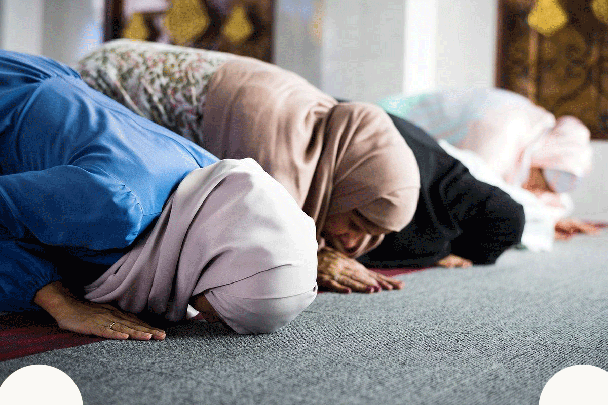 Muslim-womens-praying-image